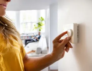 Como economizar energia no verão: 8 dicas de eficiência