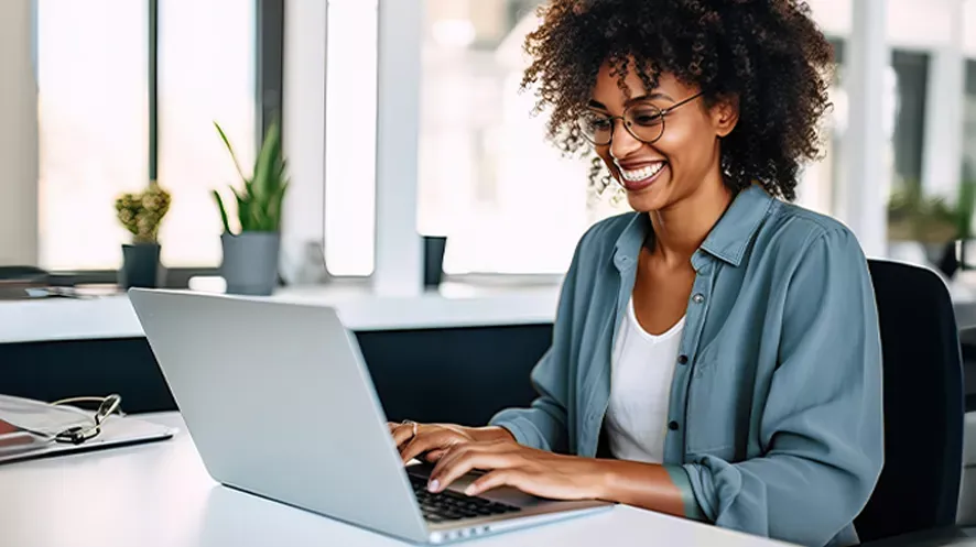 Mulher mexendo feliz no site da minha (re)energisa: sua energia, nossa conexão.