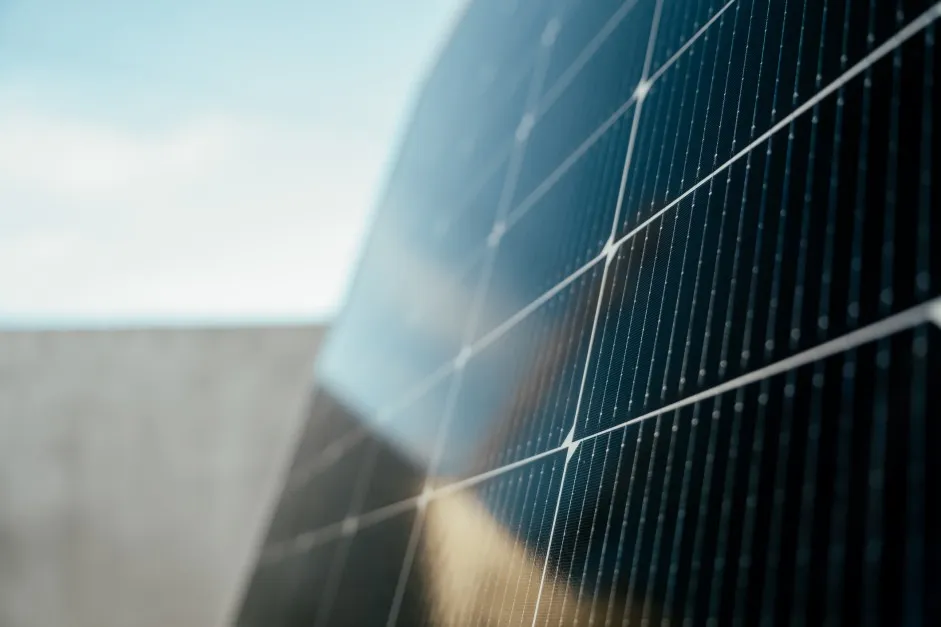 imagem mostra um módulo fotovoltaico, que é o que pode fazer com que qualquer consumidor de energia se torne produtor, o conceito de prosumidor de energia