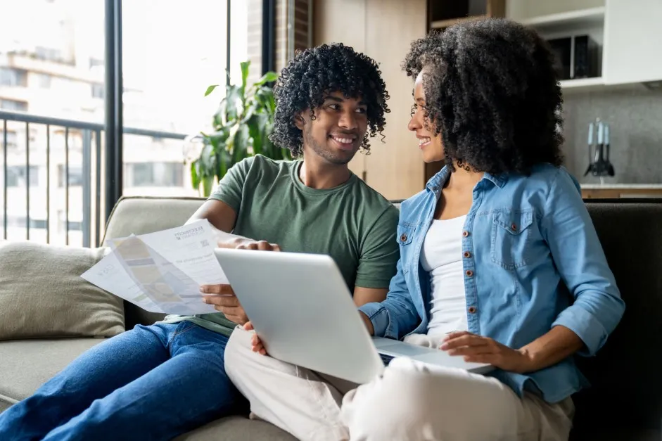 casal analisa as contas de energia e decide migrar através do mercado livre residencial para a (re)energisa