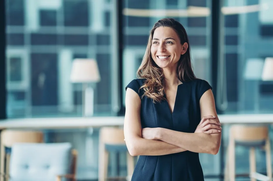 Mulher olha feliz após ter optado pela (re)energisa na transição do mercado livre de energia