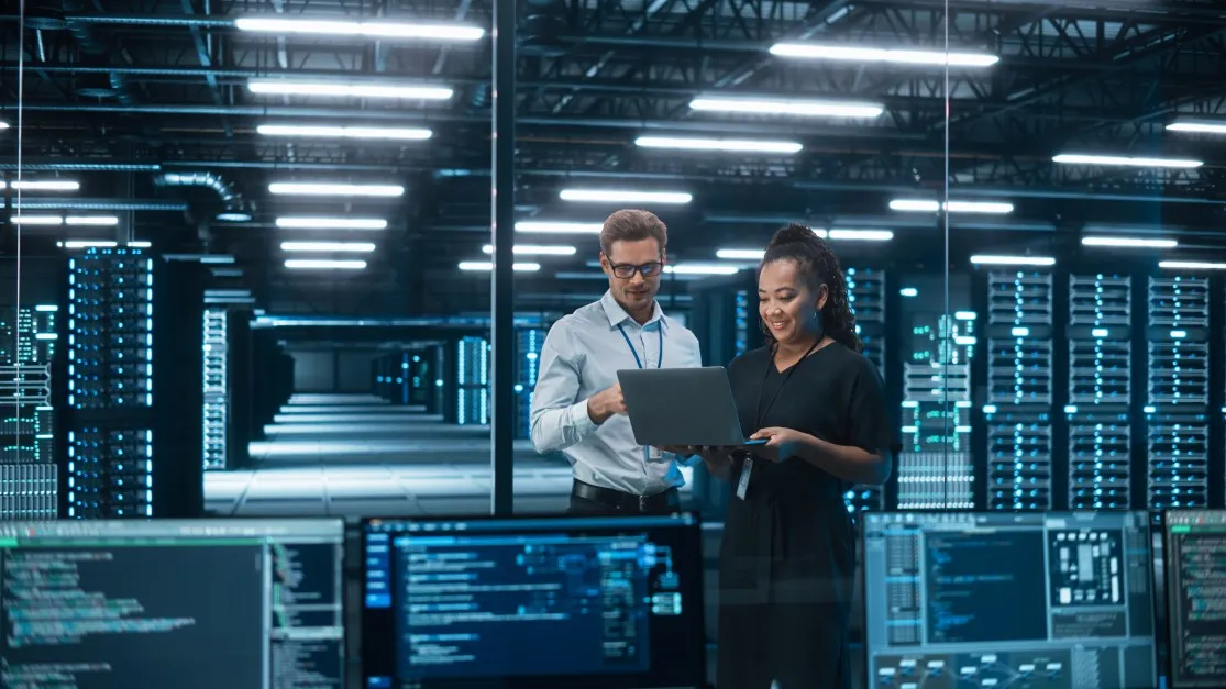 Equipe em um ambiente de Data Center. 