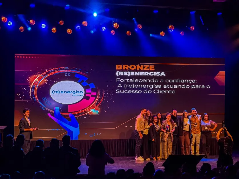 time da (re)energisa celebra a premiação no the customer summit