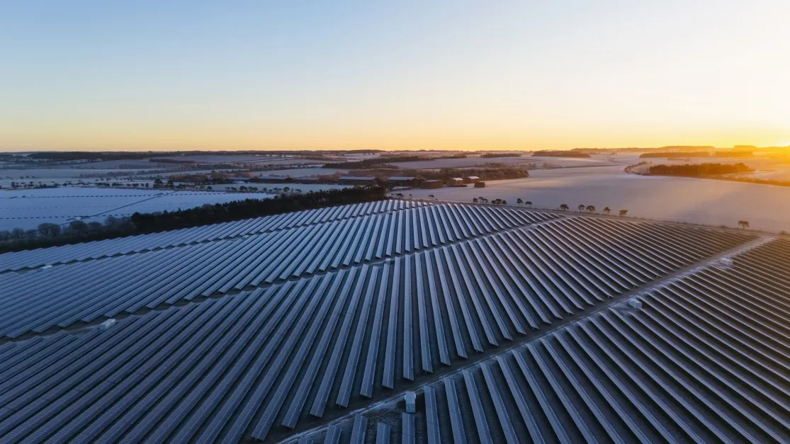 Placas solares e o nascer do sol ao fundo, indicando que o futuro está nas energias renováveis